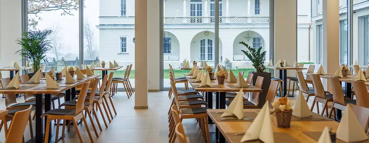 Das Bild zeigt einen schönen hellen Speisesaal im Bildungshaus