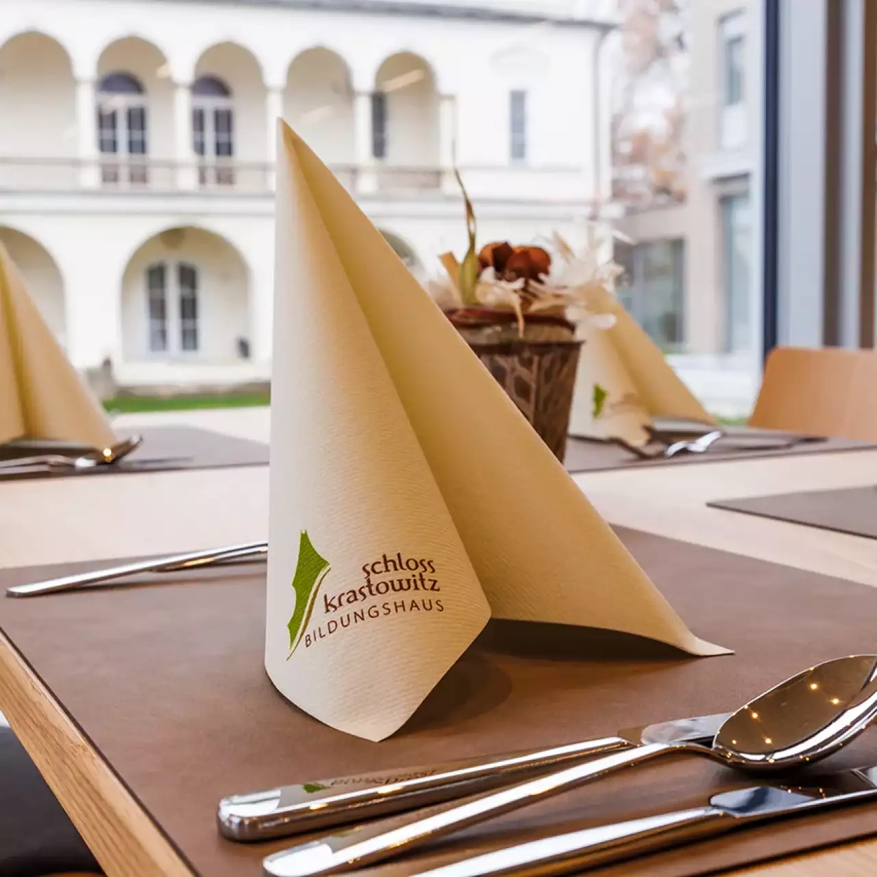 Das Bild zeigt einen gedeckten Tisch im Restaurantbereich