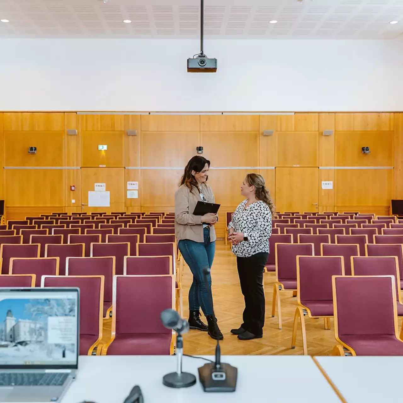 Das Bild zeigt einen Veranstaltungssaal im Schloss Krastowitz