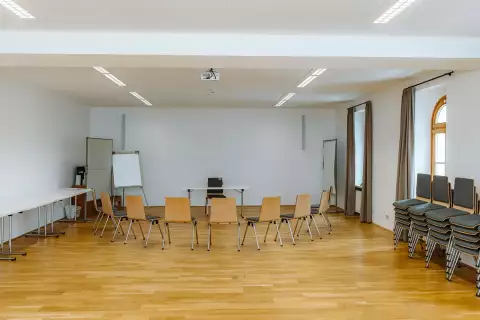 08_schloss-krastowitz_seminar_raum-xl.webp