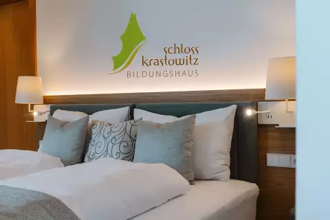 04_schloss-hotel-krastowitz_doppelbett.webp