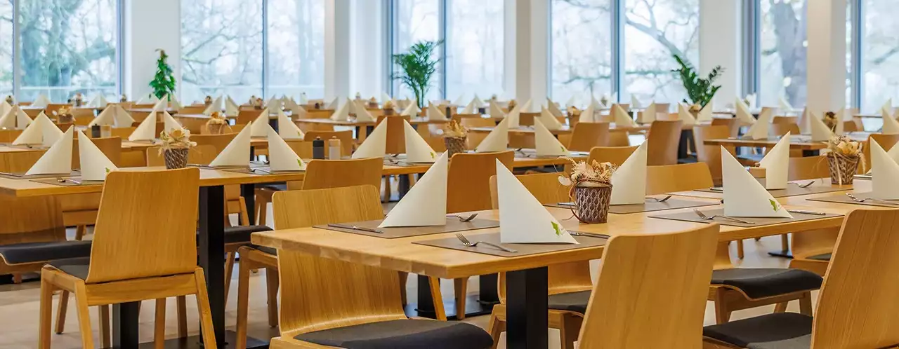 Das Bild zeigt einen Speisesaal mit gedeckten Tischen im Schloss Krastowitz - Kärnten