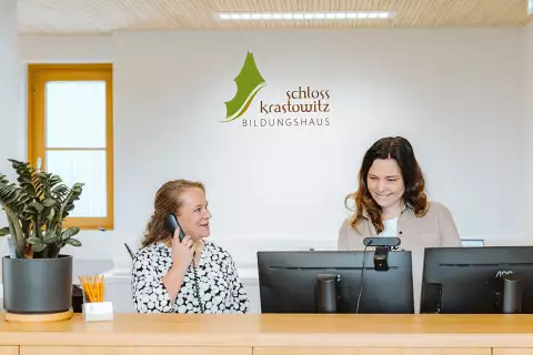 10_schloss-krastowitz_team-kontakt_rezeption.webp