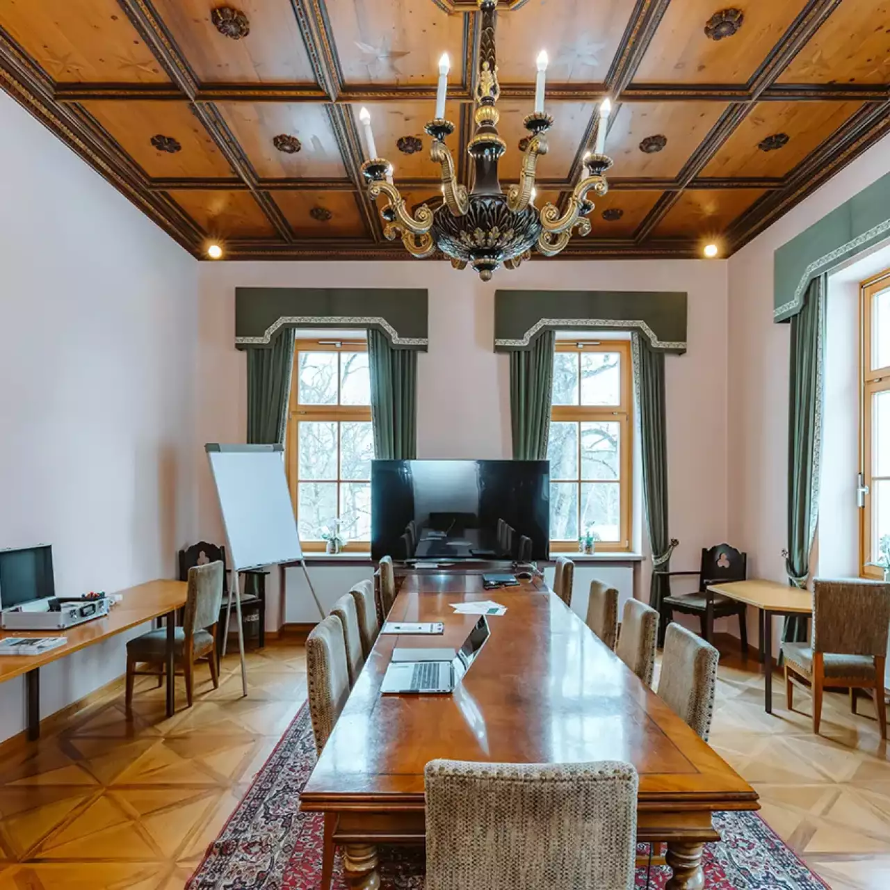 Das Bild zeigt einen schönen hellen Veranstaltungsraum