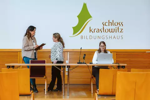 02_schloss-krastowitz_leinwand-praesentation.webp