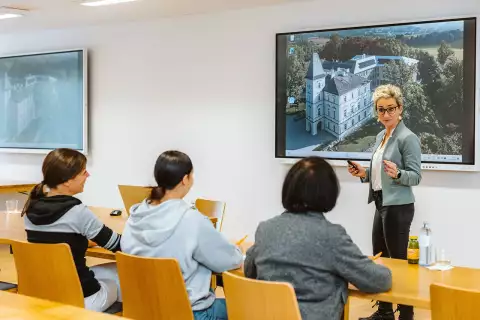 02_schloss-krastowitz_seminar_raum-xl.webp