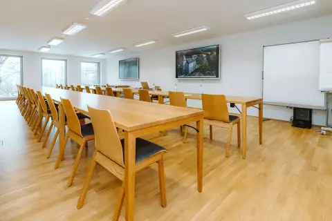 07_schloss-krastowitz_seminar_raum-xl.webp