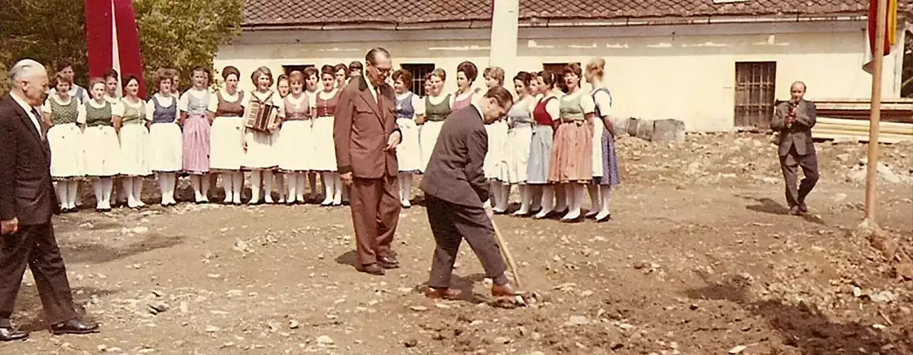 Das Bild zeigt einen Spatenstich zur ehemaligen Bildungsstätte