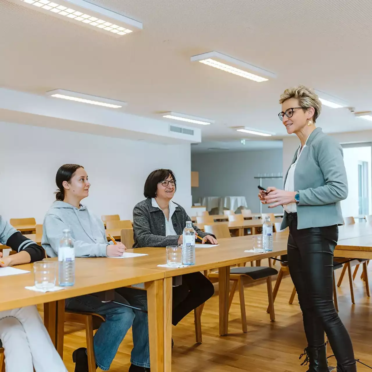 Das Bild zeigt eine Vortragende bei ihrer Arbeit mit einer Gruppe