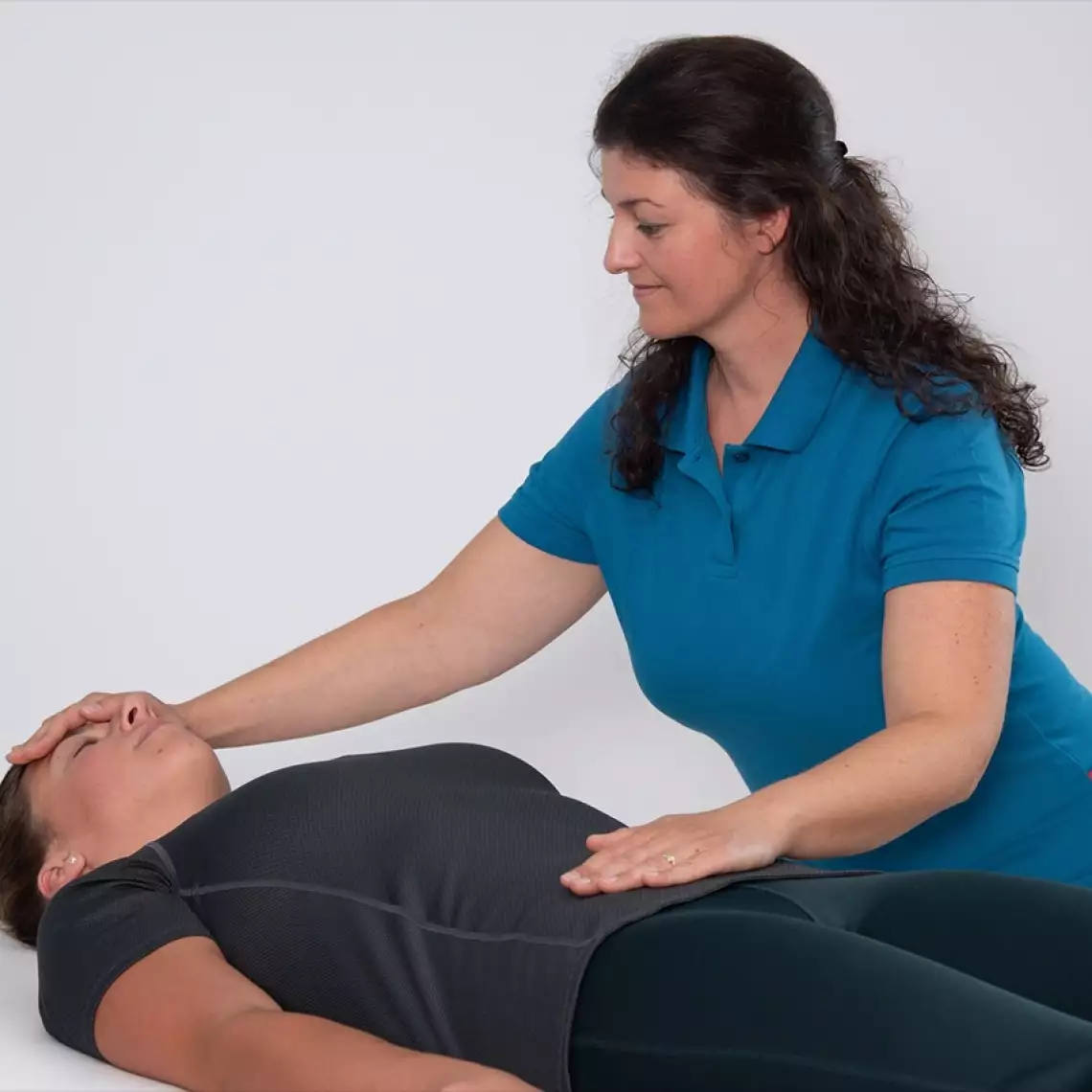 Das Bild zeigt eine Therapeutin bei ihrer Arbeit